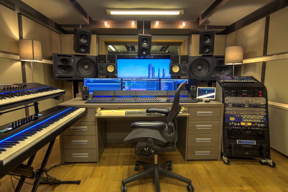 STUDIO - MAIN CONTROL ROOM 02